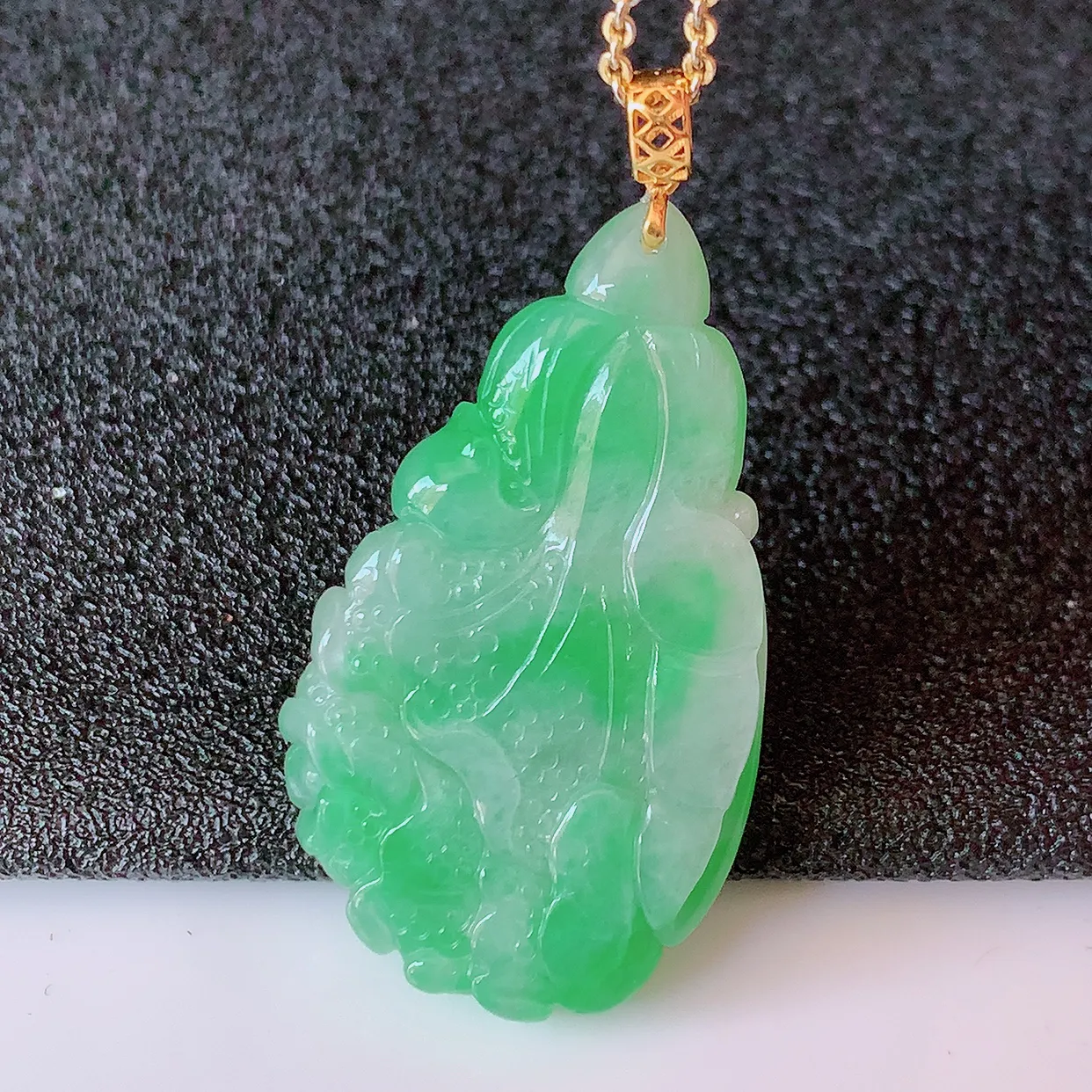 18K金镶嵌飘阳绿翡翠招百财白菜吊坠，百财聚来，财源滚滚，色泽鲜艳， 精工水润的白菜， 性价比高！#