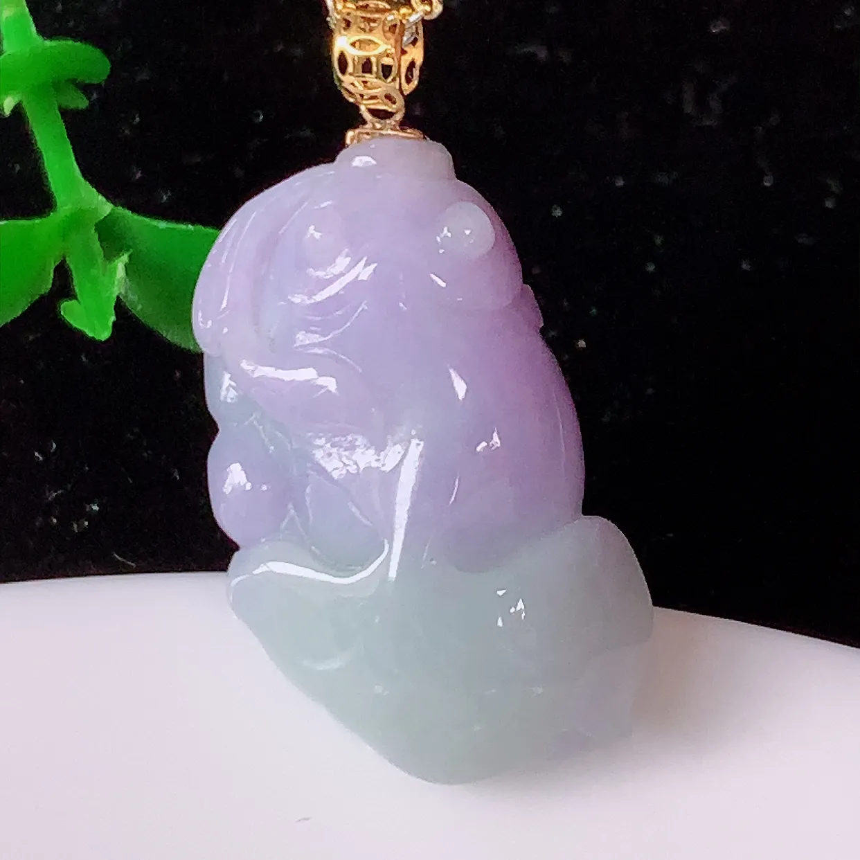 自然光实拍，18K金镶嵌冰润紫罗兰翡翠年年有余，自由自在玉吊坠，寓意财源广进，雕工婉约，栩栩如生，佩