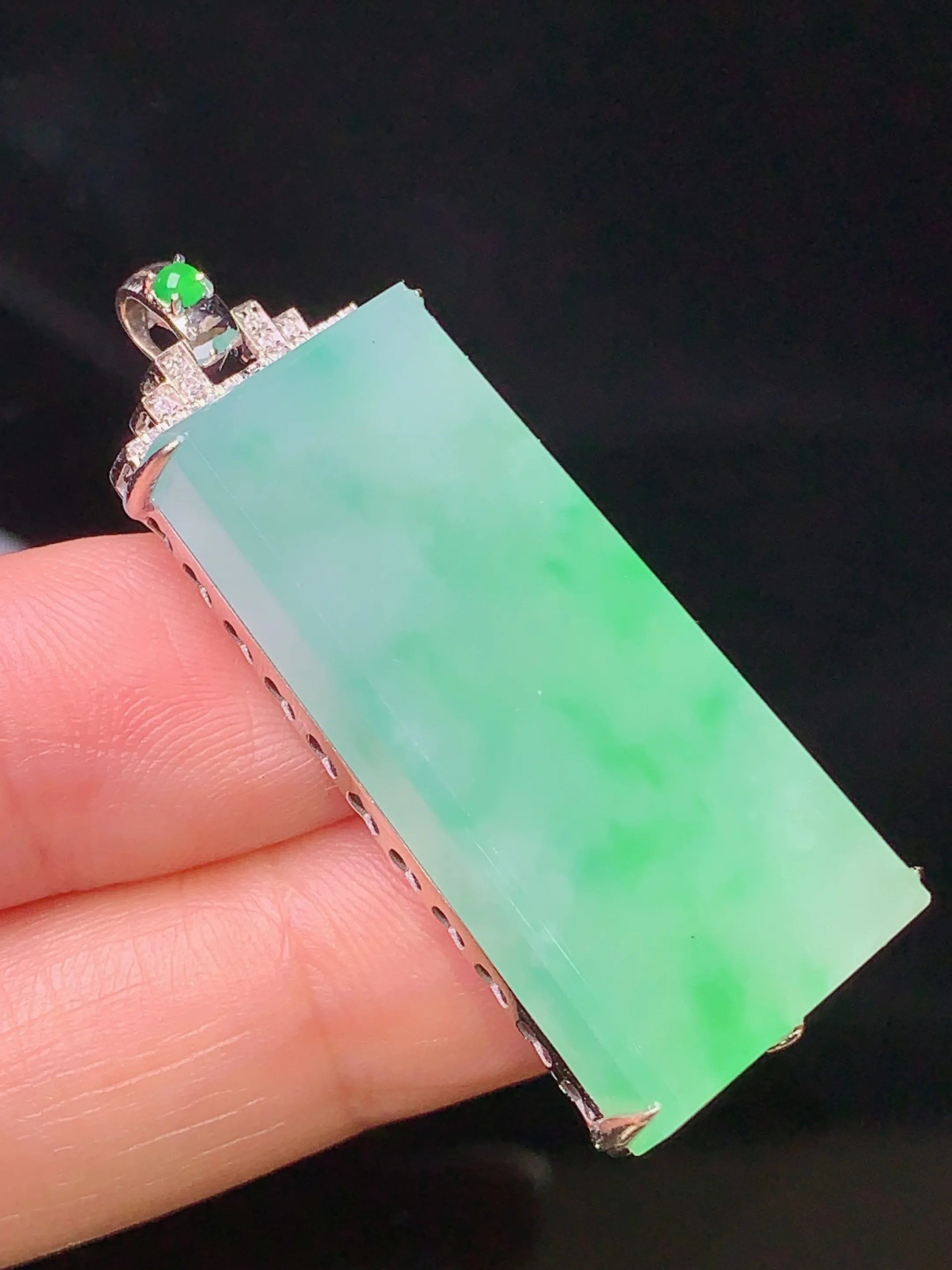 18k金钻镶嵌翠绿无事牌吊坠 玉质细腻 色泽艳丽 整体尺寸42*16*8.2