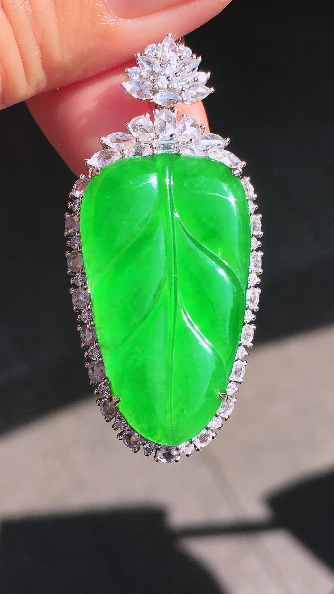 阳绿玉叶吊坠，色泽均匀艳丽，玉质细腻，荧光感超
强，饱满圆润，尽显优雅气质，18k
金豪华镶嵌