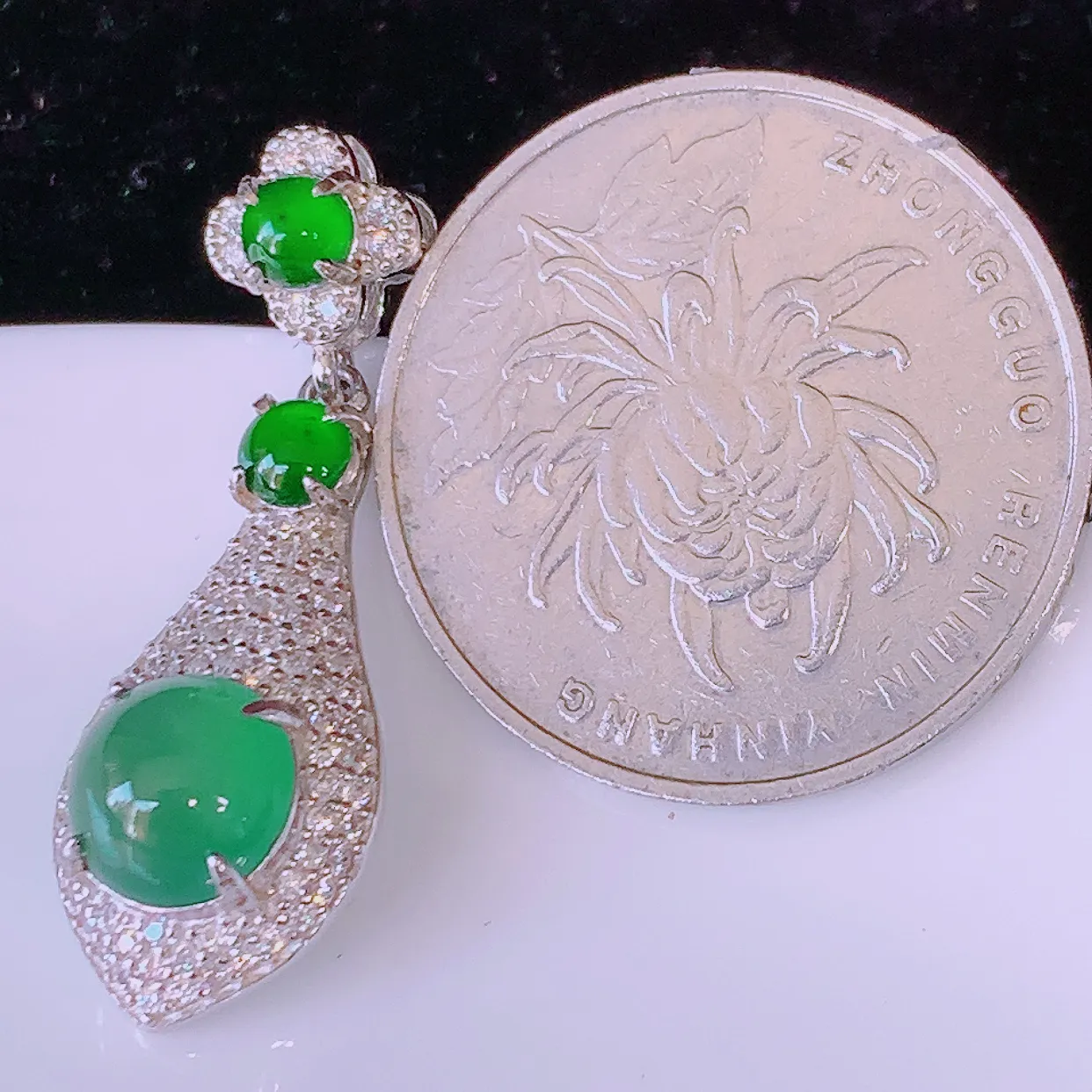 冰透满绿翡翠925银镶嵌吊坠，自然光实拍，翠色灵动，颜色漂亮，种老 水足，品相佳，佩戴佳品！#97.31整体32*11.5*6.8裸石7.8 *7.8mm