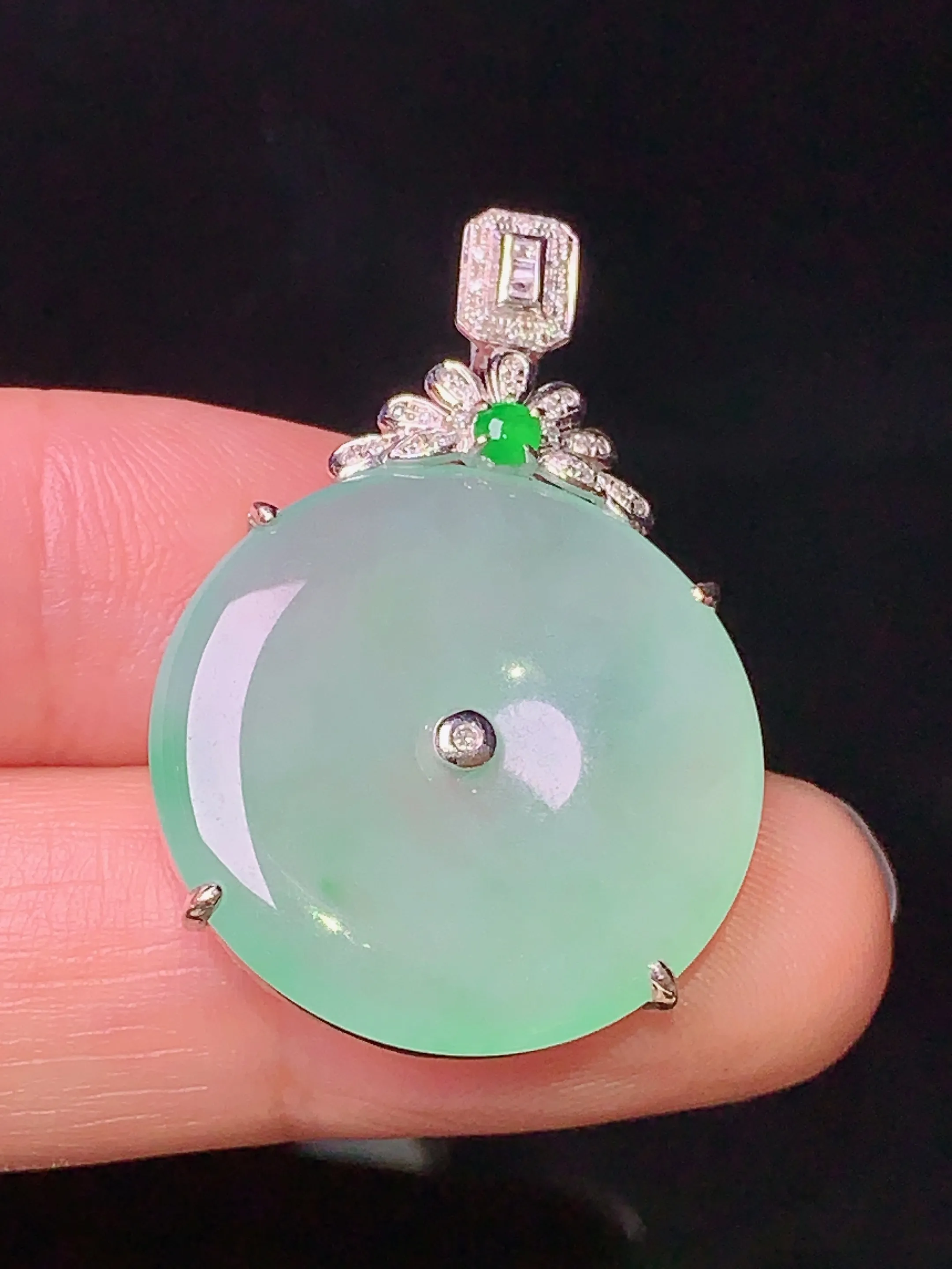 18k金钻镶嵌浅绿平安扣吊坠 玉质细腻 色泽艳丽 整体尺寸33.7*22.5*5.5