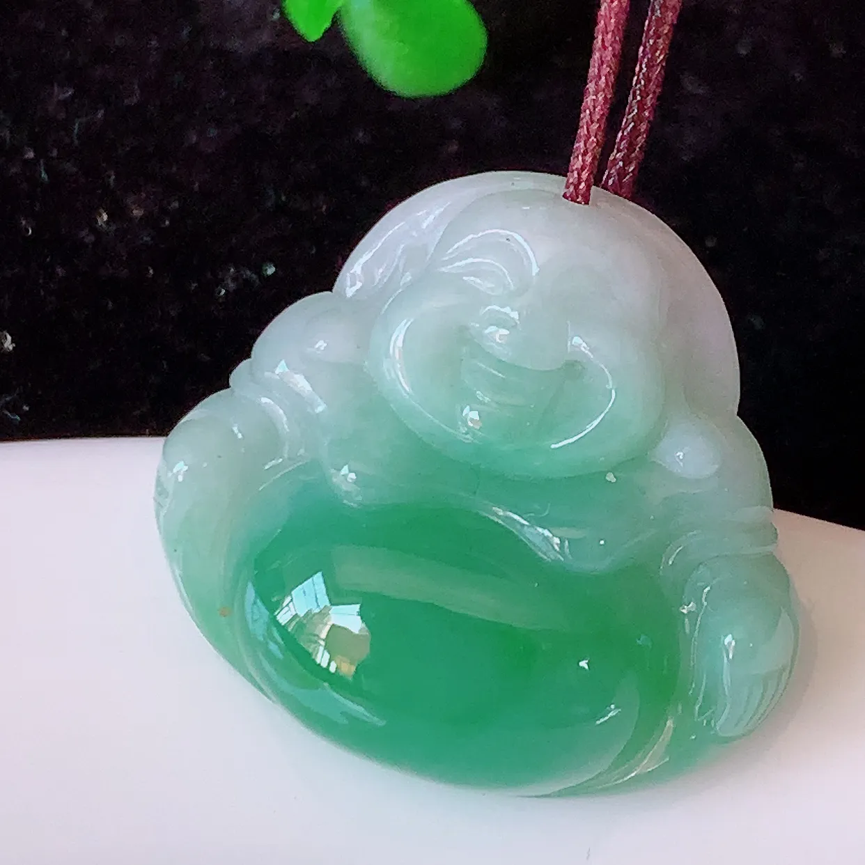 自然光实拍，冰润飘绿佛公吊坠，翡翠开心笑佛，种老水足，颜色漂亮，立体饱满圆润， 佩戴效果赞#57.31