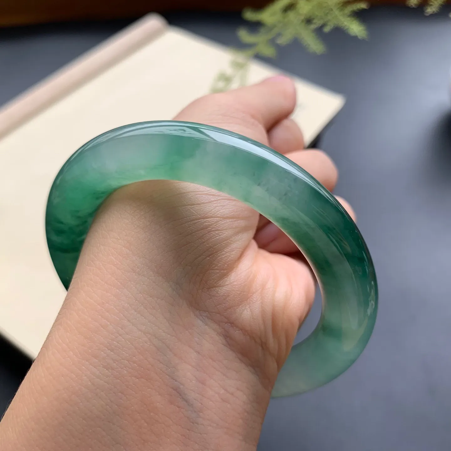 56圈口冰种飘花圆条手镯 尺寸：56-10.8，水润起胶，花色浓郁