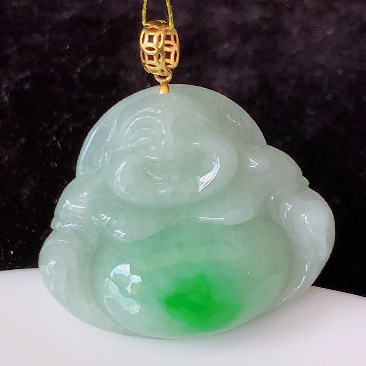 18k金镶嵌飘绿翡翠佛公吊坠，沁人心脾，精致典雅的设计，为佩戴者，增添色彩，送礼自留都是佳品选择！#35.31整体29裸石27.5*23.5*6.2 mm