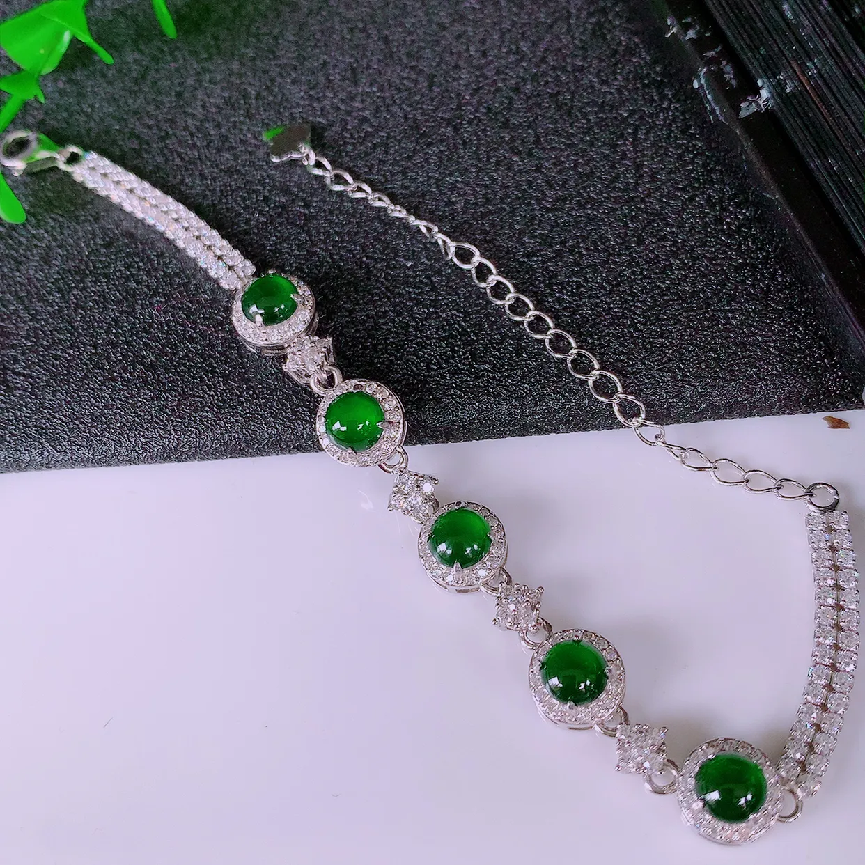 冰透满绿翡翠925银镶嵌手链，自然光实拍，翠色灵动，颜色漂亮，种老水足，品相佳，佩戴佳品！#97.5整体7.7*7.7*5.6裸石5*5