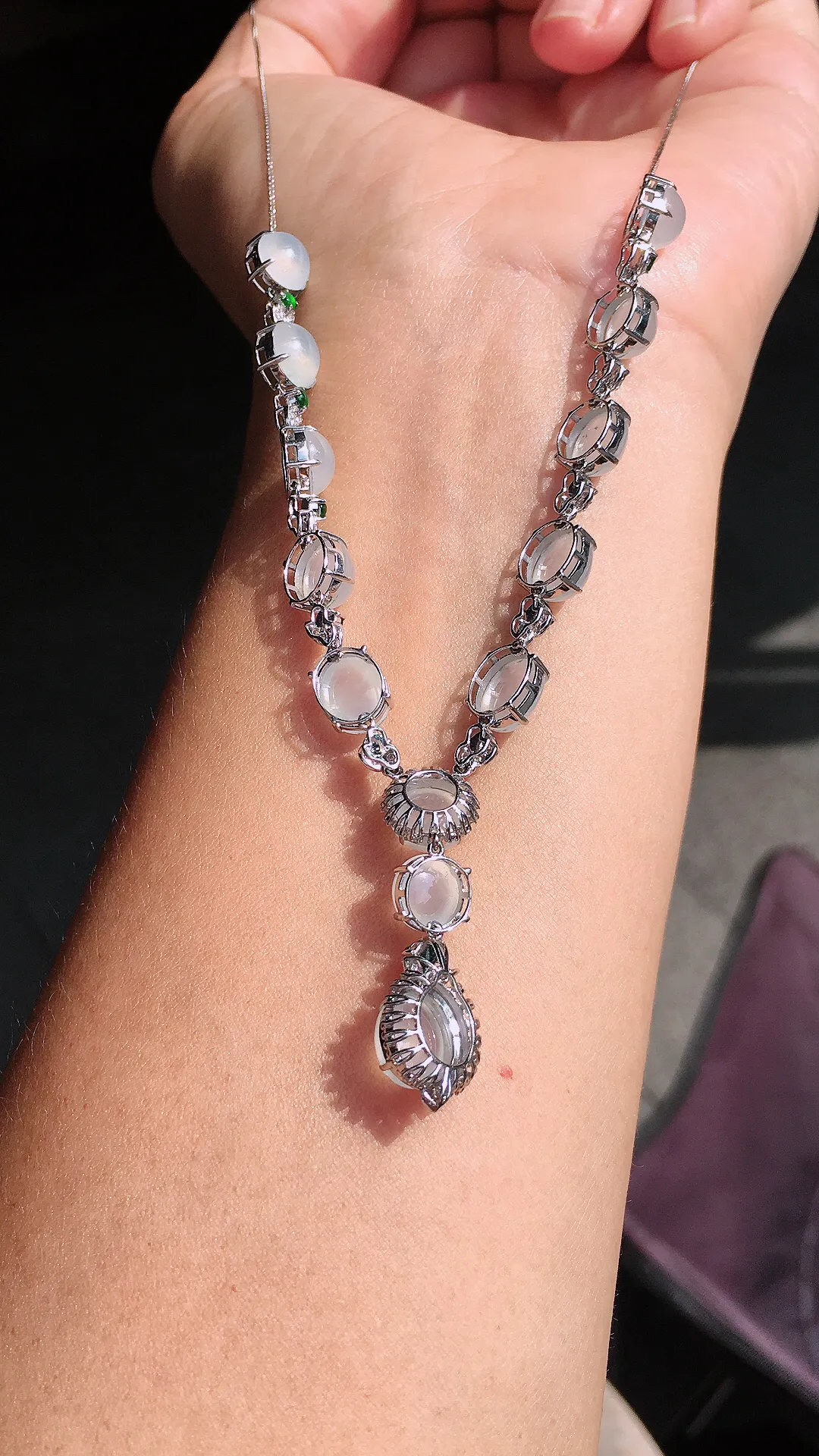 冰种蛋面晚装项链，玉质细腻，荧光感超
强，饱满圆润，尽显优雅气质，18k
金豪华镶嵌