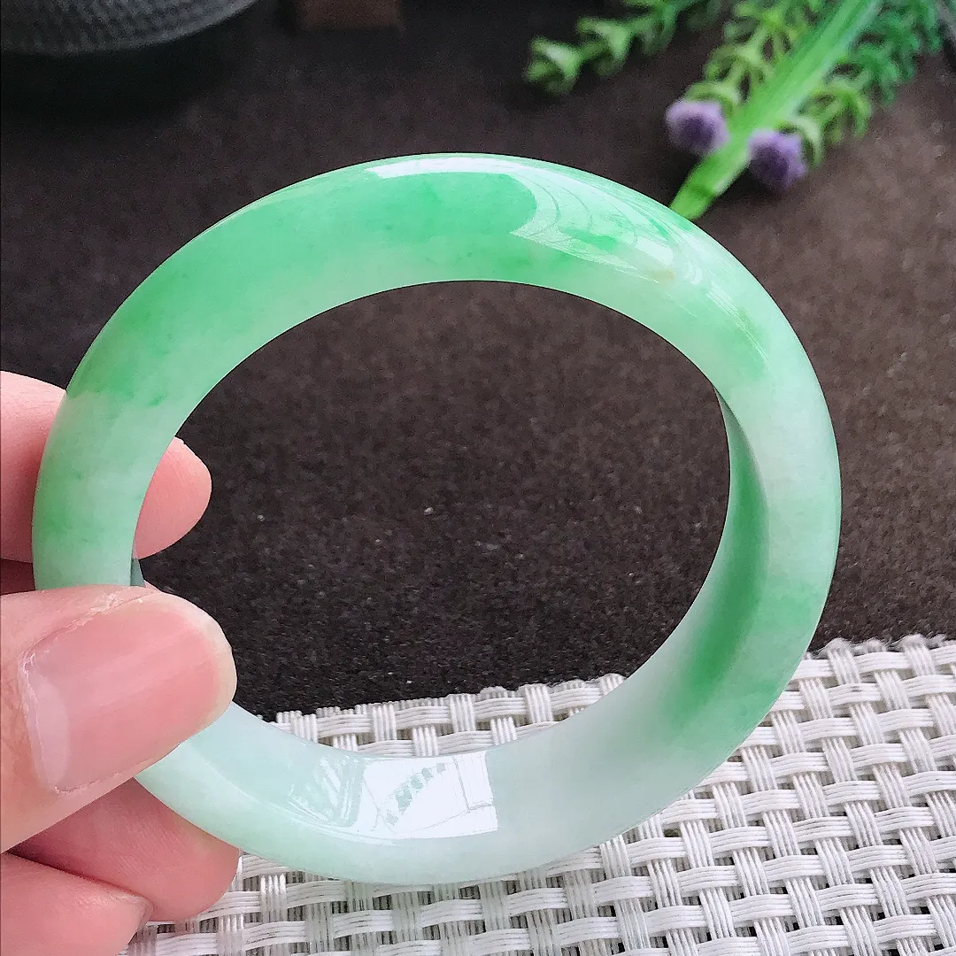 自然光54.5/14/8.2老坑精美温润飘绿手镯宽边翡翠玉镯美人镯