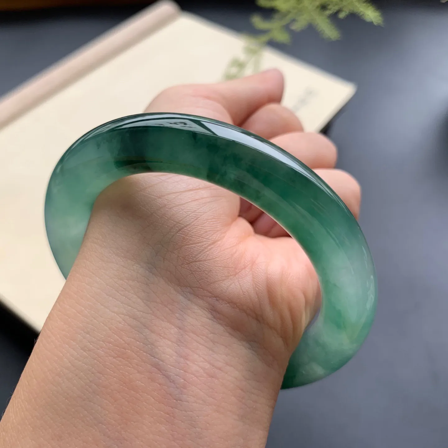 56圈口冰种飘花圆条手镯 尺寸：56-10.8，水润起胶，花色浓郁