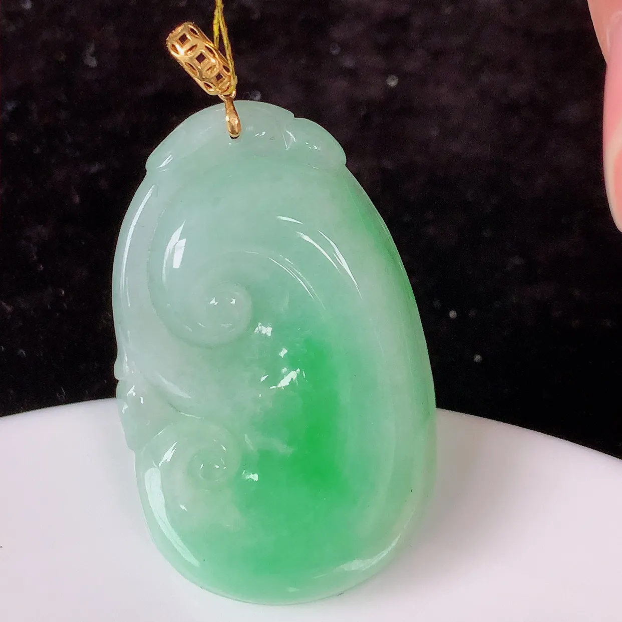 18k金镶嵌冰润飘绿翡翠如意吊坠，款式新颖，佩戴效果时尚出众，尽显气质，水润精细，美感十足。#35.5整体43.5裸石38*23*5.5