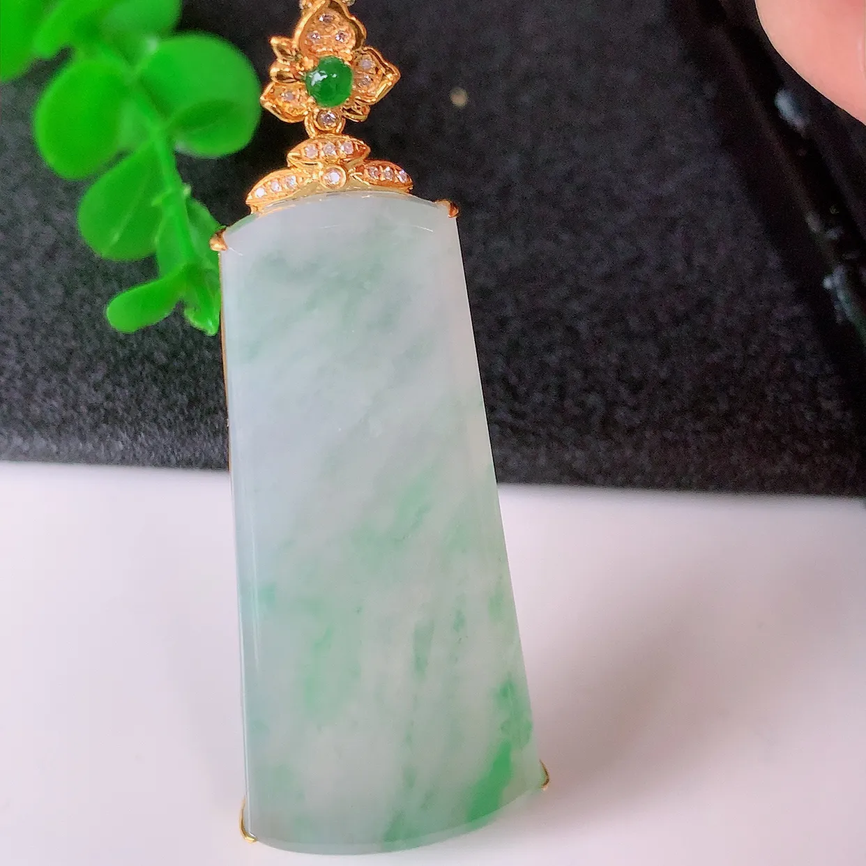 自然光实拍，18K金镶嵌冰种飘花翡翠平安无事牌吊坠，翡翠无事牌，平平安安，无事牌翠色灵动，佩戴平安时尚！#00.5整体46*21*6.6裸石43.8*19.5