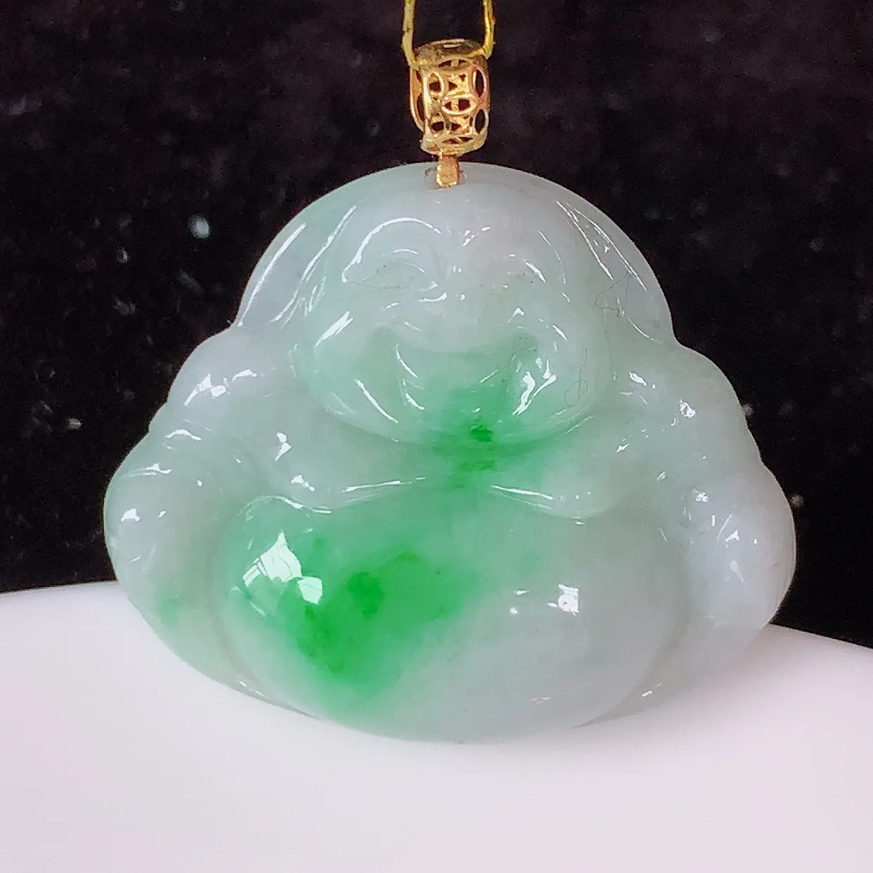 18K金镶嵌冰润飘绿翡翠佛公吊坠，玉质细腻，时‮大尚‬方，款式经典，佩戴优雅高贵上档次！#35.5