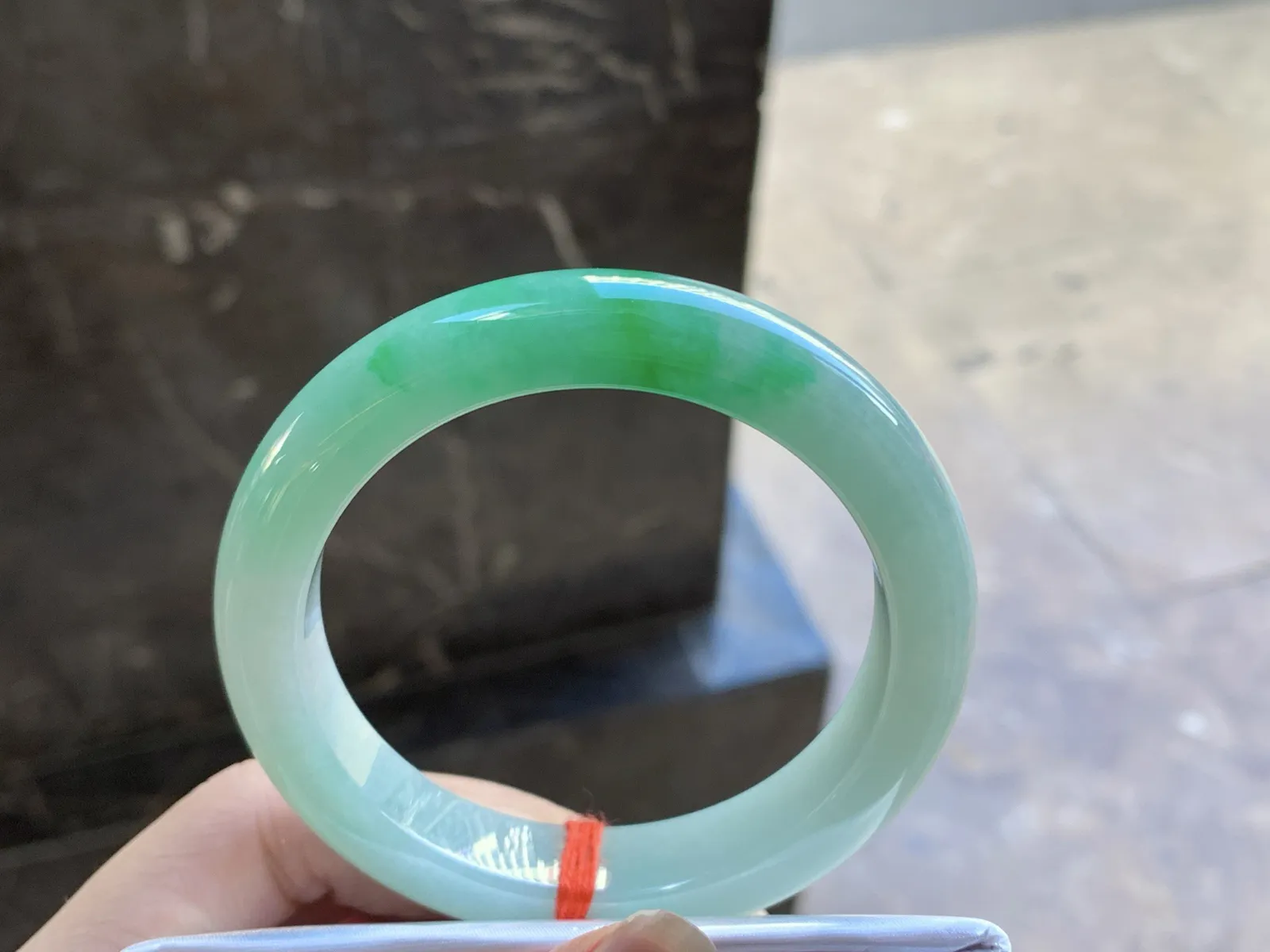 56-12.2-9

带色手镯^_^颜色鲜艳 玉质温润