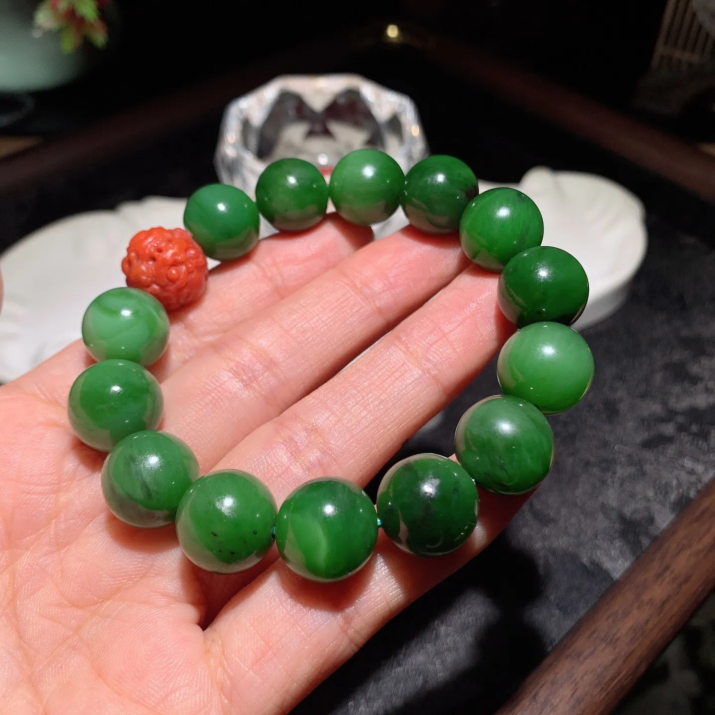 和田玉阳绿俄罗斯碧玉圆珠手串。单颗尺寸14重57克。玉质细腻油润。手推出油。佩戴高端典雅。lt251107