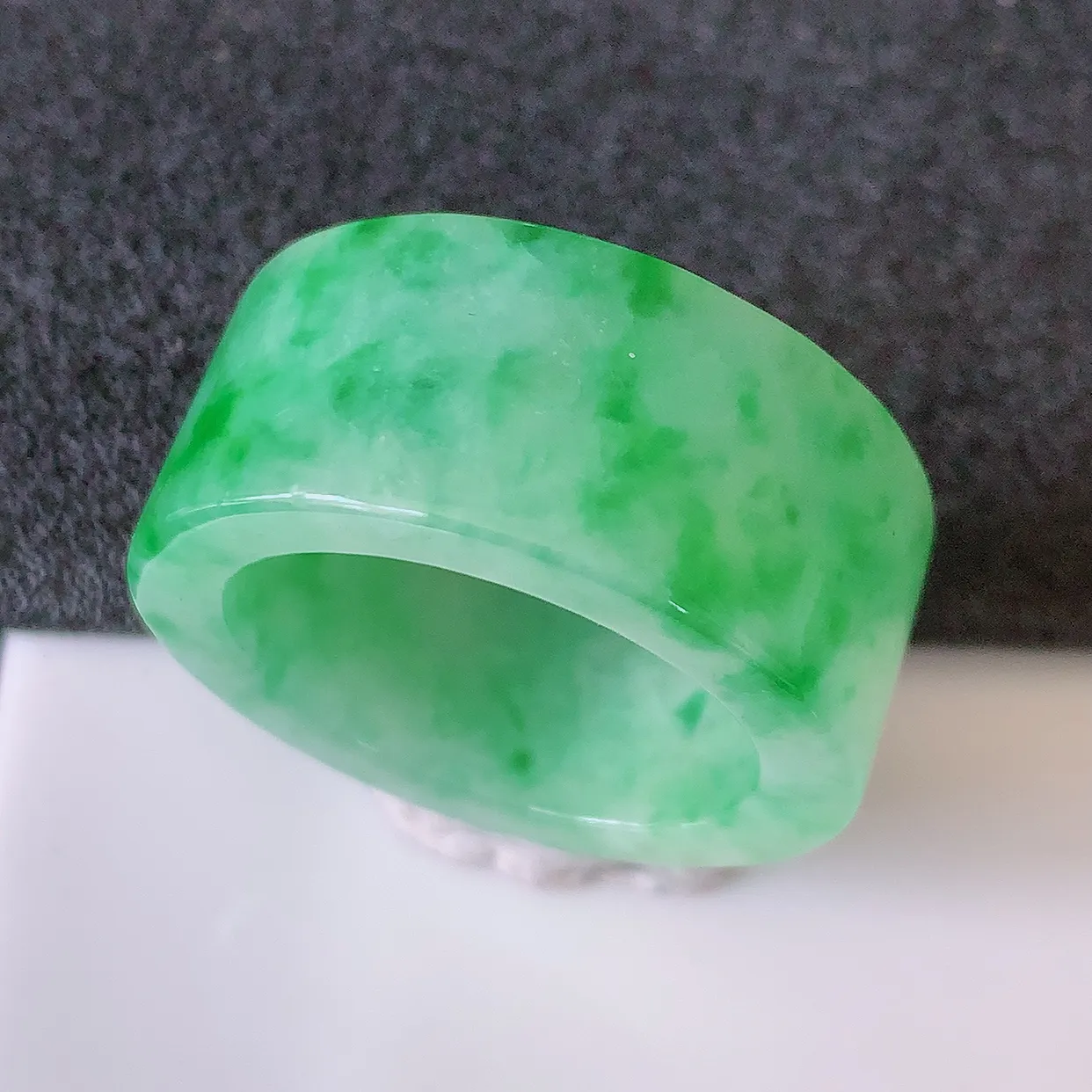 自然光实拍，21mm内径翡翠扳指，冰润指环，玉扳指，戒指，财源滚滚，玉质细腻起胶，26圈口，种水好！#68.31尺寸21*12*3.9 mm