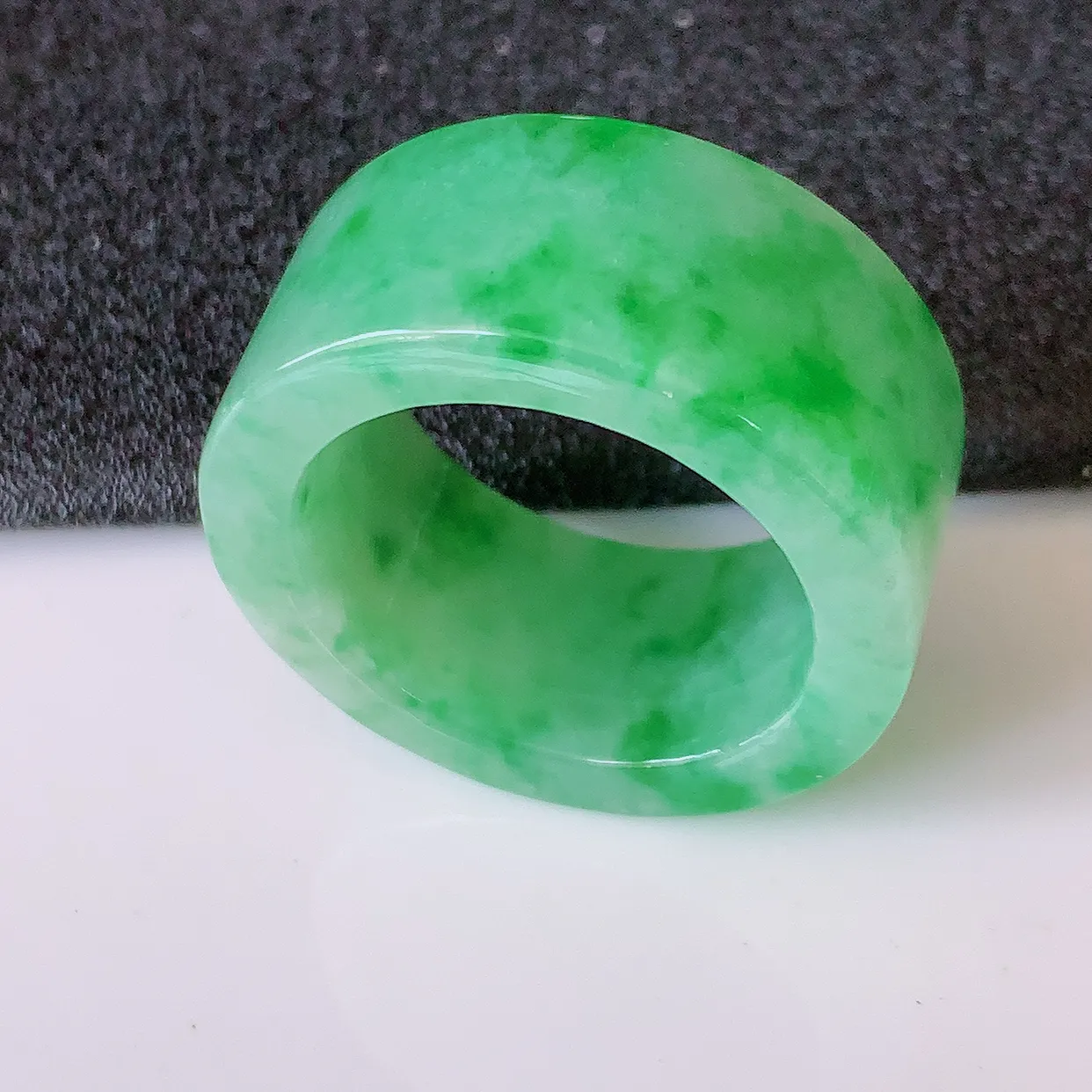 自然光实拍，21mm内径翡翠扳指，冰润指环，玉扳指，戒指，财源滚滚，玉质细腻起胶，26圈口，种水好！#68.31尺寸21*12*3.9 mm