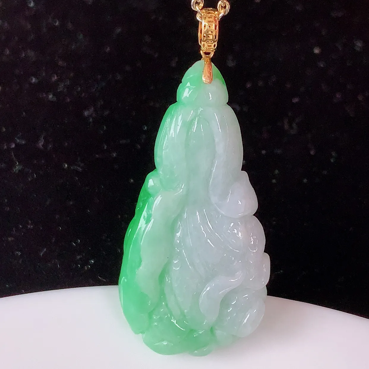 18K金镶嵌飘绿翡翠招百财白菜吊坠，百财聚来，财源滚滚，色泽鲜艳，精工水润的白菜，性价比高！#1.5