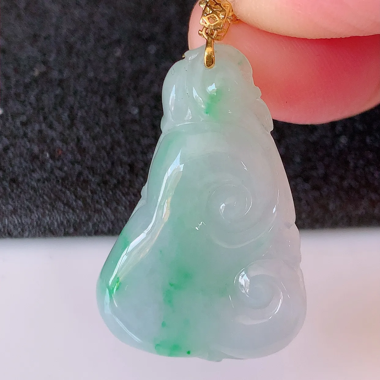 18K金镶嵌飘绿翡翠如意吊坠，简单的镶嵌设计、让玉坠百搭又精致， 寓意着吉祥， 事事如意！#1.31