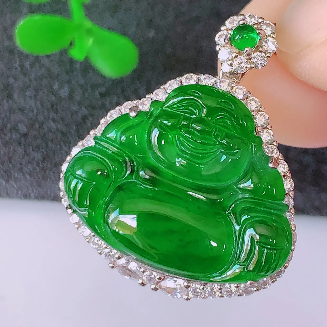 冰透满绿翡翠925银镶嵌佛公吊坠，自然光实拍，翠色灵动，颜色漂亮，种老水足，品相佳，佩戴佳品！#97