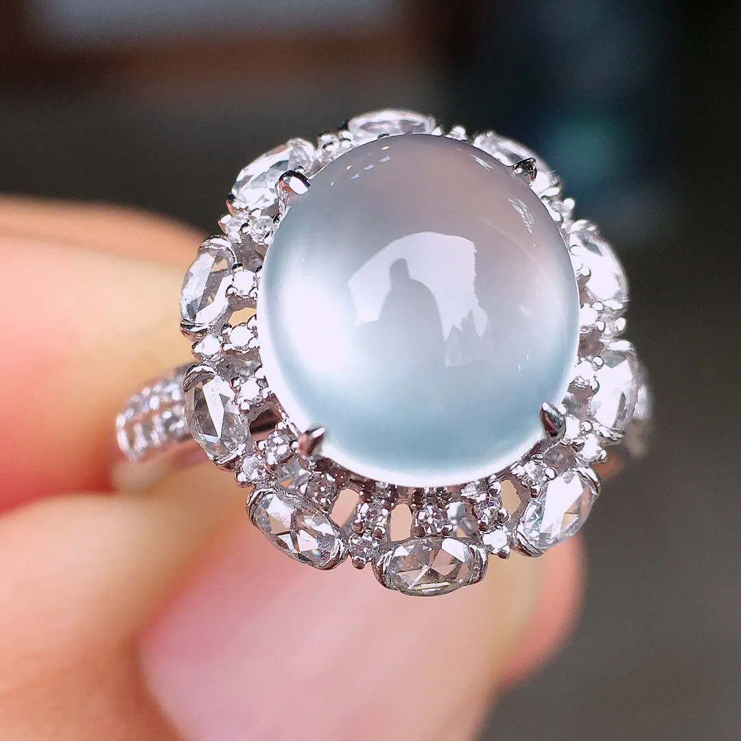 玻璃种蛋面戒指，玉质细腻，荧光感超
强，饱满圆润，尽显优雅气质，18k
金豪华镶嵌