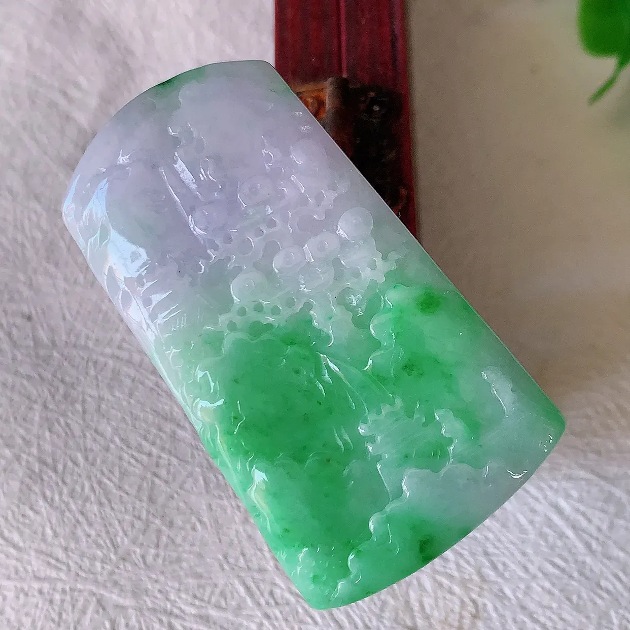 自然光实拍，冰润春带彩翡翠山水牌吊坠，翡翠山水，立体生动形象， 山水素材布局合理， 意境感佳， 佩戴上身效果更高贵 #57.31