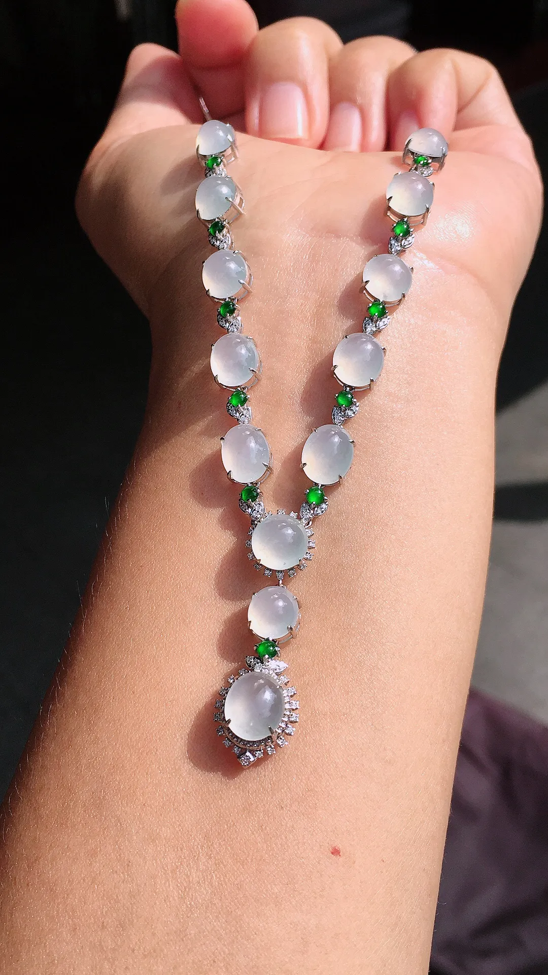 冰种蛋面晚装项链，玉质细腻，荧光感超
强，饱满圆润，尽显优雅气质，18k
金豪华镶嵌