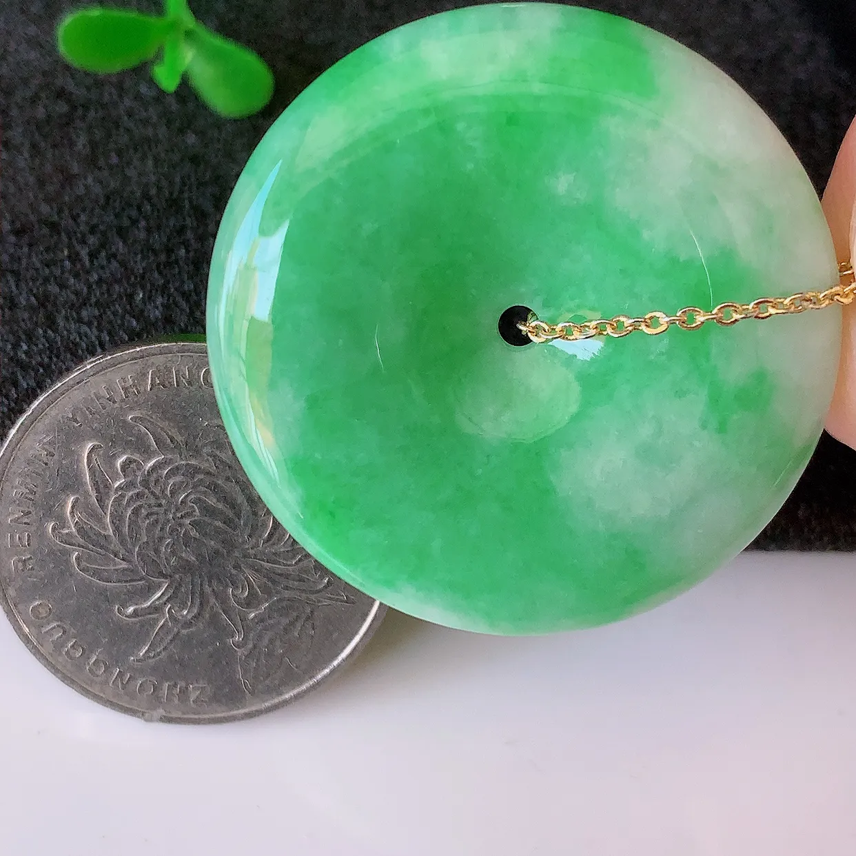 自然光实拍，冰润飘绿翡翠平安扣吊坠，翠色灵动，种老水足，寓意好， 品相佳， 佩戴佳品！#39.31