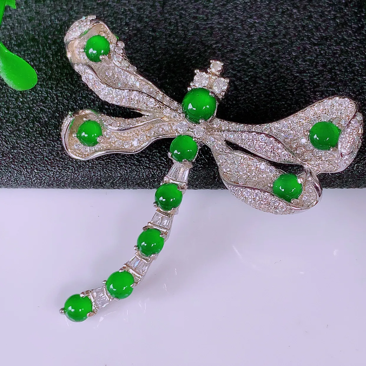 冰透满绿翡翠925银镶嵌蜻蜓胸针，自然光实拍，翠色灵动，颜色漂亮，种老水足，品相佳，佩戴佳品！#97.5整体38**42*8裸石3.6*3.6