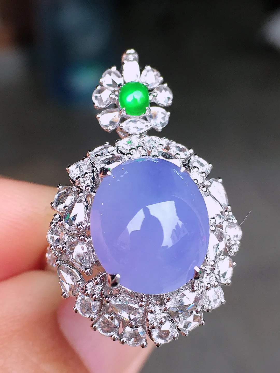 紫罗兰蛋面戒指/吊坠两用款，色泽均匀艳丽，玉质细腻，荧光感超
强，饱满圆润，尽显优雅气质，18k
金豪华镶嵌