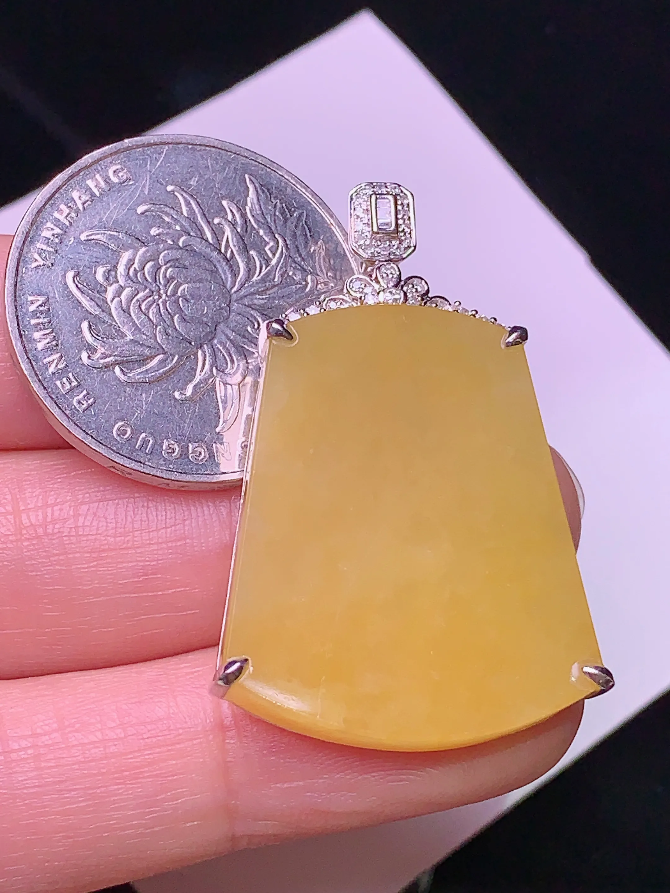 18k金钻镶嵌黄翡无事牌吊坠 玉质细腻 色泽艳丽 整体尺寸28.3*24*6.3