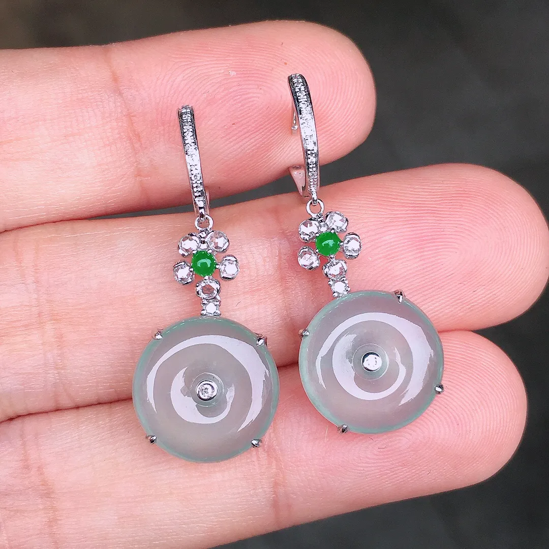 冰种平安扣耳坠，玉质细腻，荧光感超
强，饱满圆润，尽显优雅气质，18k
金豪华镶嵌