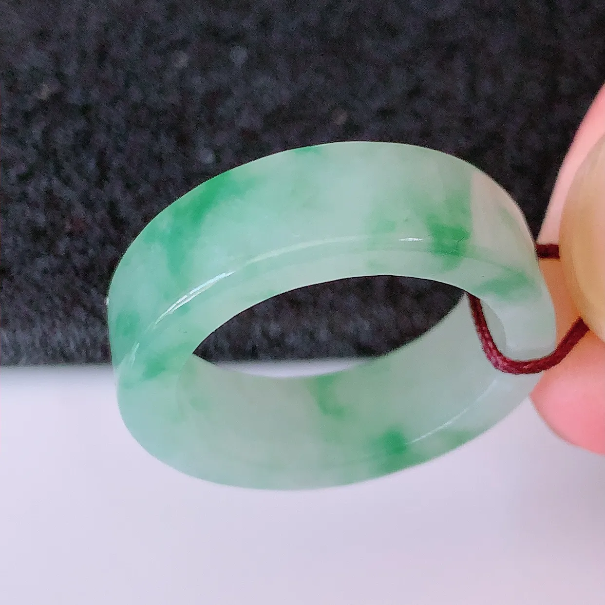 自然光实拍，18.2mm内径冰飘花翡翠指环，玉戒指，玉质莹润，好精美好冰润的指环， 18圈口，上手纤巧！#12.31尺寸18.2-6.8-3mm