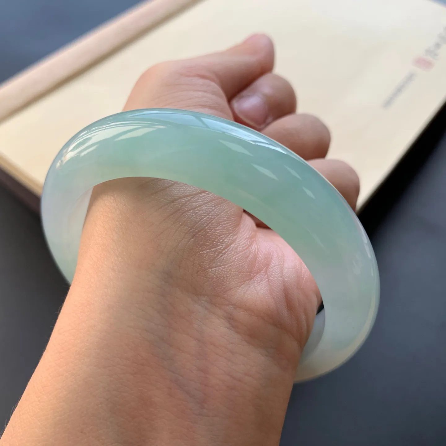 58.6圈口冰晴底正圈手镯 尺寸：58.6-13.6-9.3，无纹裂，水润起胶，版型厚装