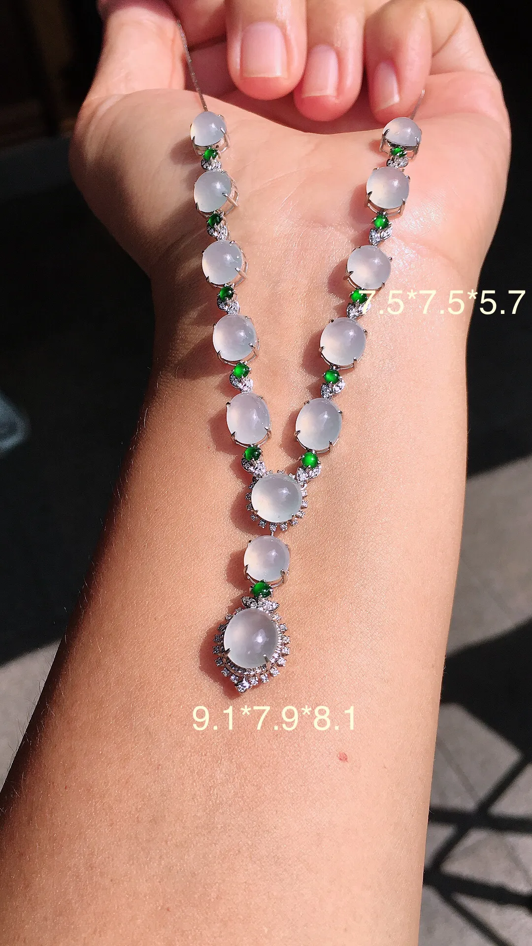 冰种蛋面晚装项链，玉质细腻，荧光感超
强，饱满圆润，尽显优雅气质，18k
金豪华镶嵌