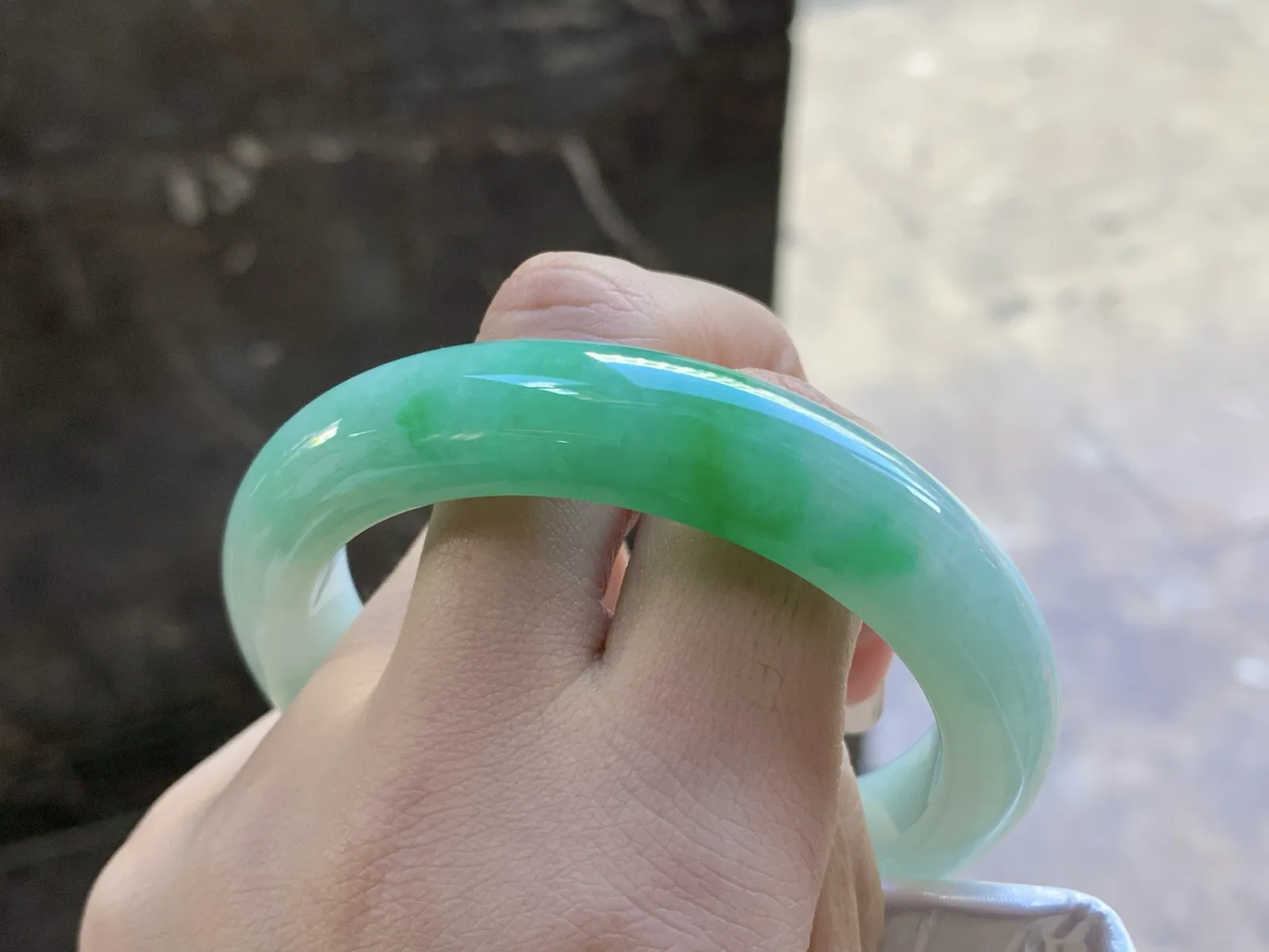 56-12.2-9

带色手镯^_^颜色鲜艳 玉质温润