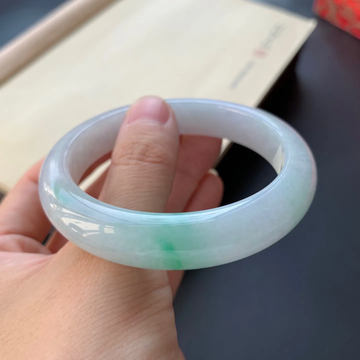 54圈口飘绿正圈手镯 尺寸：54-11.8-8.2，无纹裂，细腻光滑，色泽靓丽