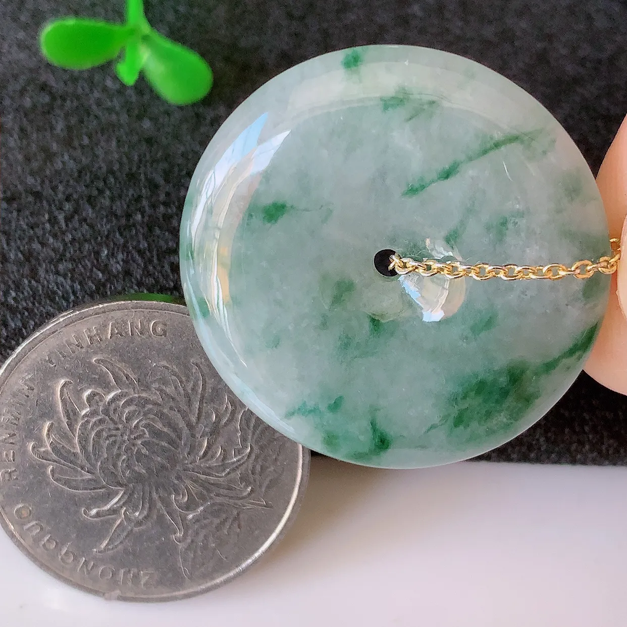 自然光实拍，冰胶飘花翡翠平安扣吊坠，翠色灵动，种老水足， 寓意好， 品相佳， 佩戴佳品！#39.31