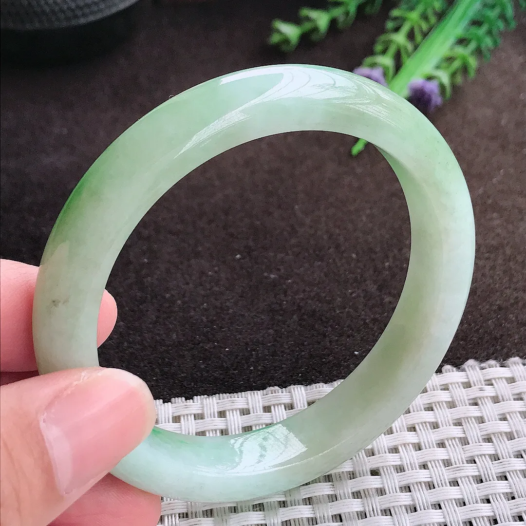自然光56/11.9/8.5老坑精美温润飘阳绿手镯宽边翡翠玉镯美人镯
