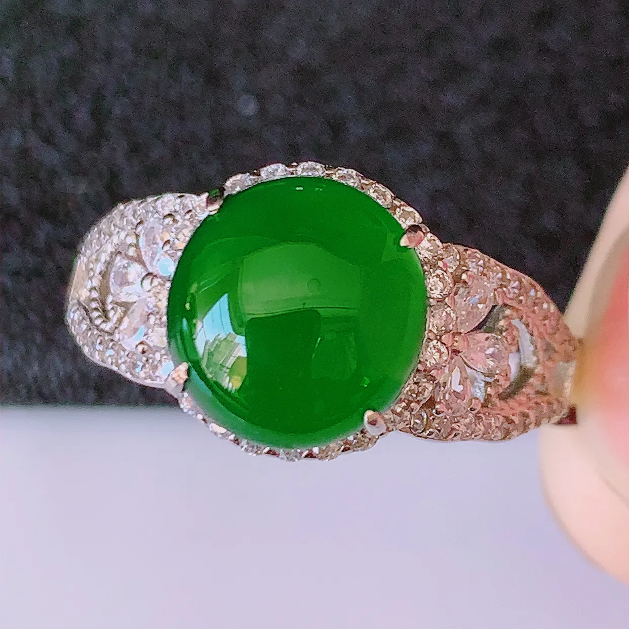 冰透满绿翡翠925银镶嵌戒指，自然光实拍，翠色灵动，颜色漂亮，种老水足，品相佳，佩戴佳品！#97.3