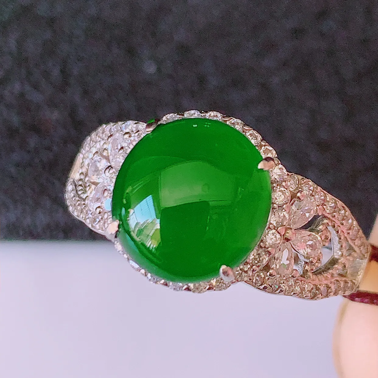 冰透满绿翡翠925银镶嵌戒指，自然光实拍，翠色灵动，颜色漂亮，种老水足，品相佳，佩戴佳品！#97.31（圈口可调大小）整体26*18.5*7 裸石10*9.5mm