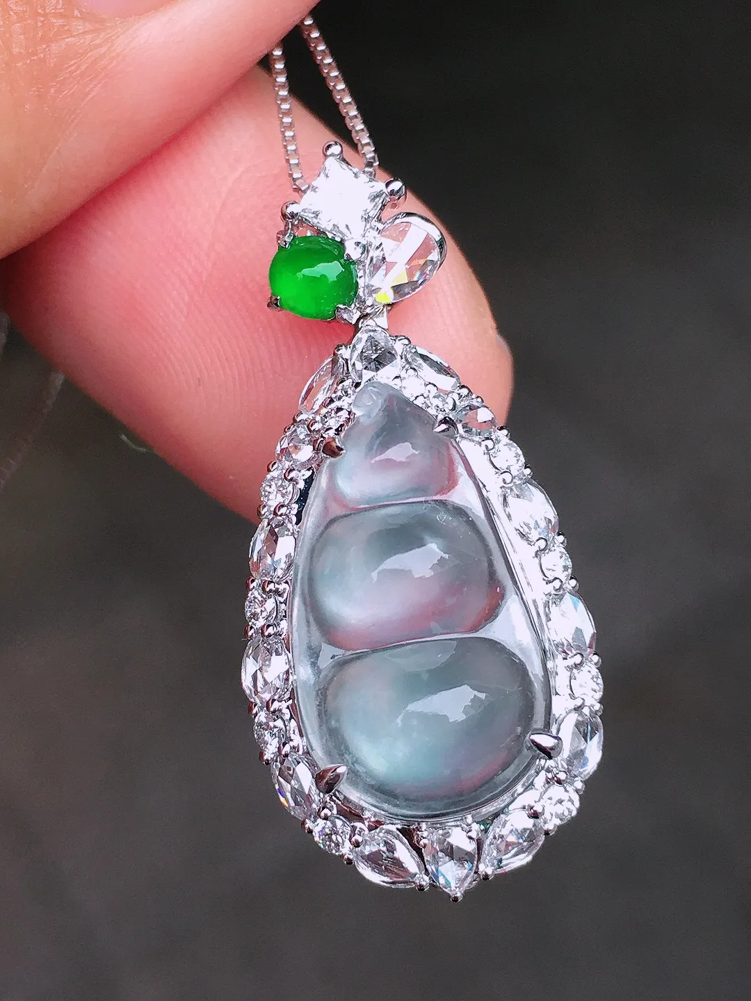 玻璃种福豆吊坠，玉质细腻，荧光感超
强，饱满圆润，尽显优雅气质，18k
金豪华镶嵌