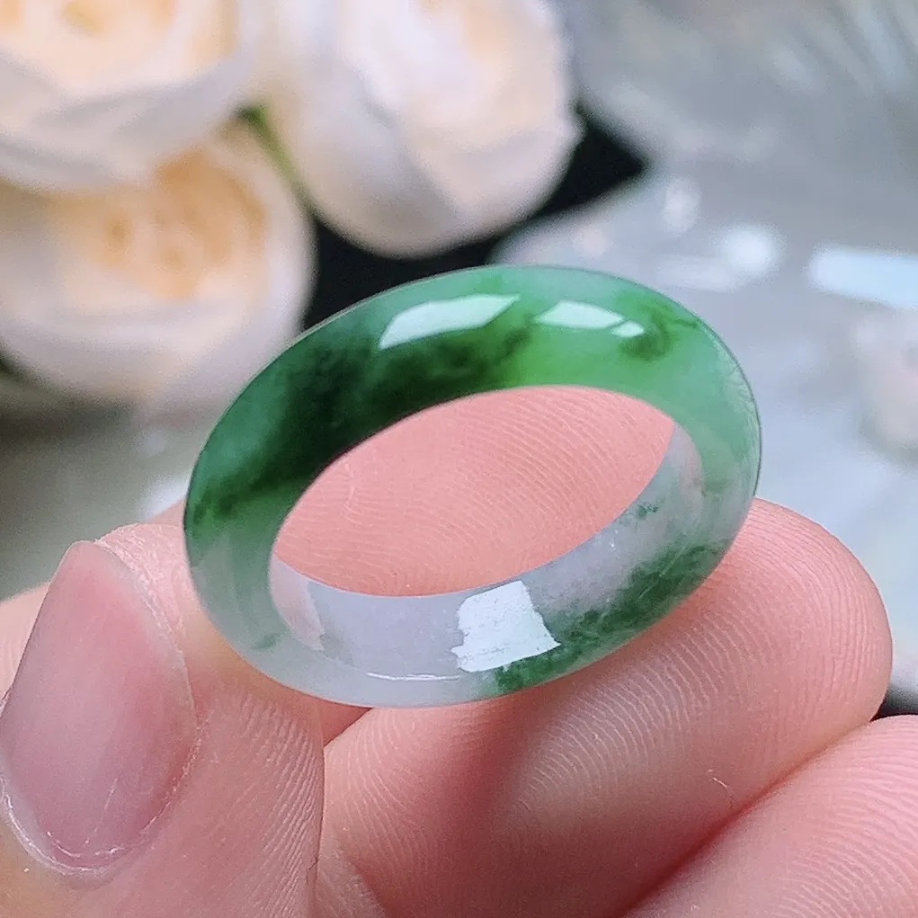 缅甸翡翠老坑种水润飘绿戒指玉指环  水润通透 尺寸：18.1-5.3-3.1mm 17号圈口1S