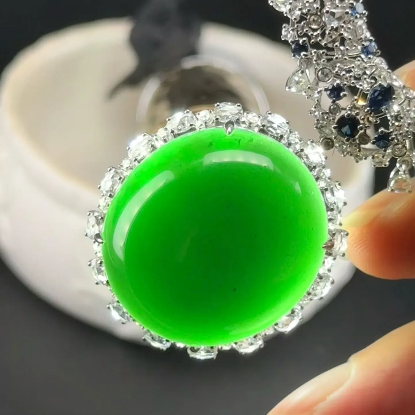 重金豪镶墨翠蛋面项链 满钻 身上效果超赞