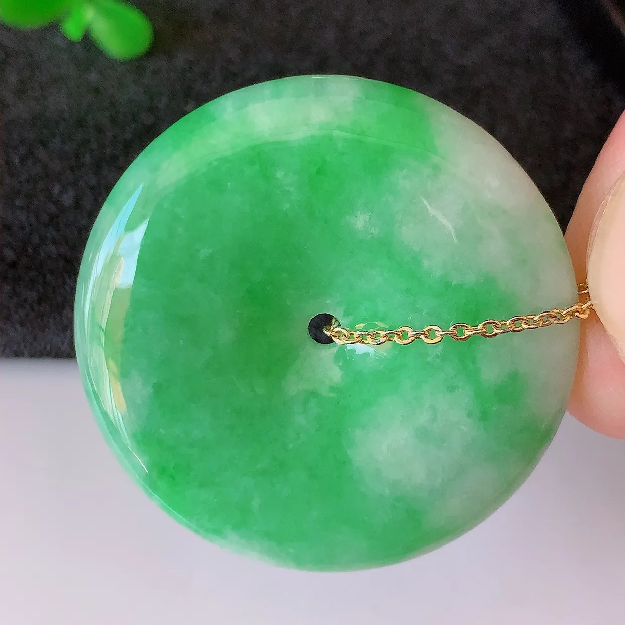 自然光实拍，冰润飘绿翡翠平安扣吊坠，翠色灵动，种老水足，寓意好， 品相佳， 佩戴佳品！#39.31