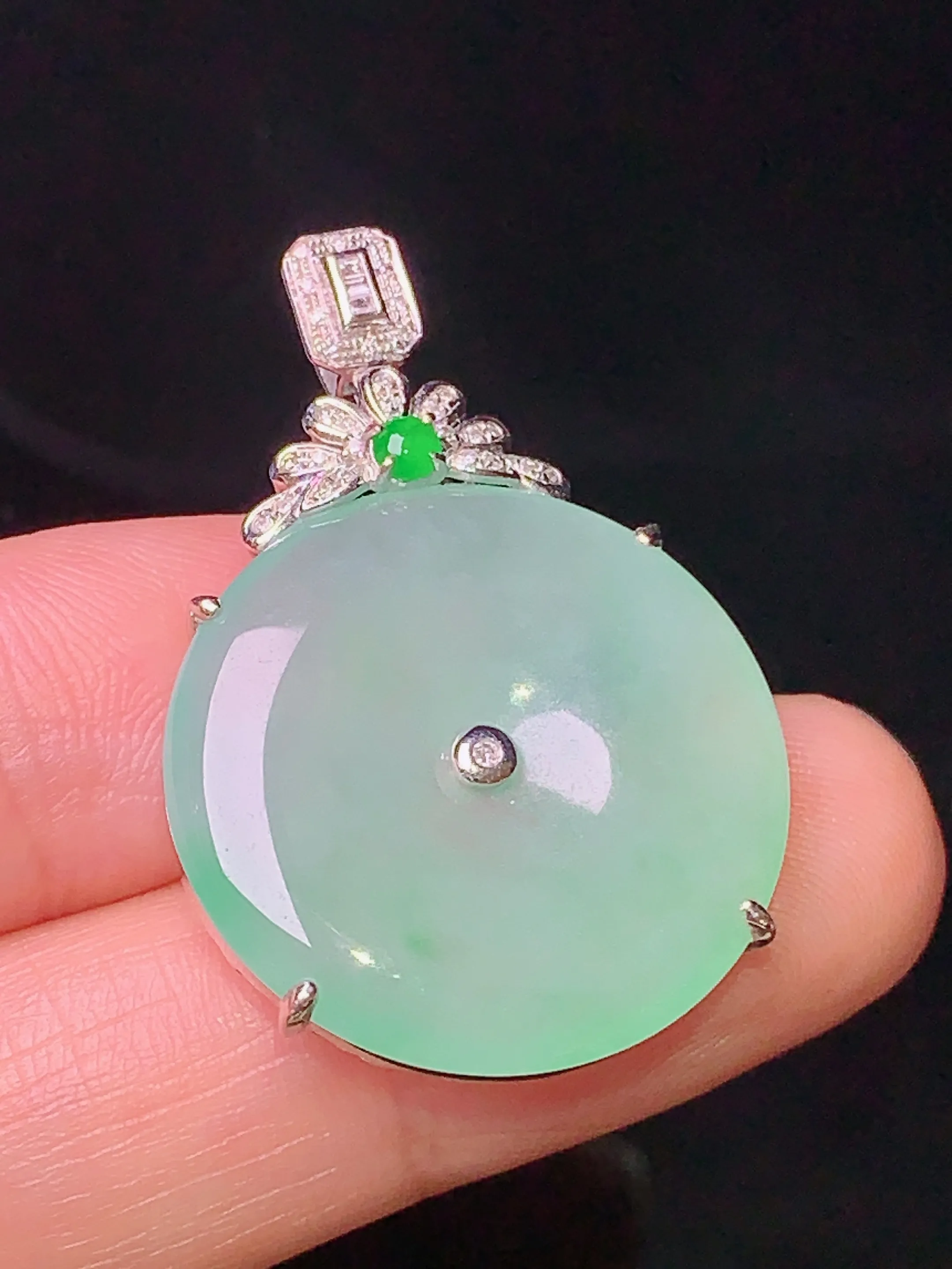 18k金钻镶嵌浅绿平安扣吊坠 玉质细腻 色泽艳丽 整体尺寸33.7*22.5*5.5