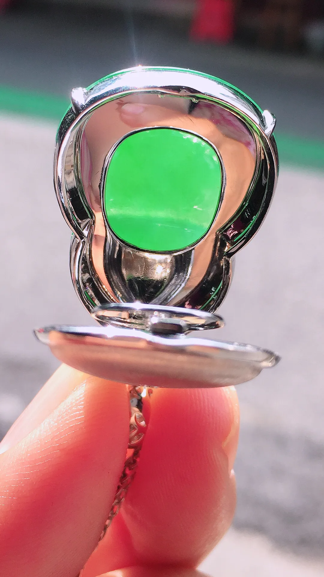 阳绿葫芦吊坠，色泽均匀艳丽，玉质细腻，荧光感超
强，饱满圆润，尽显优雅气质，18k
金豪华镶嵌