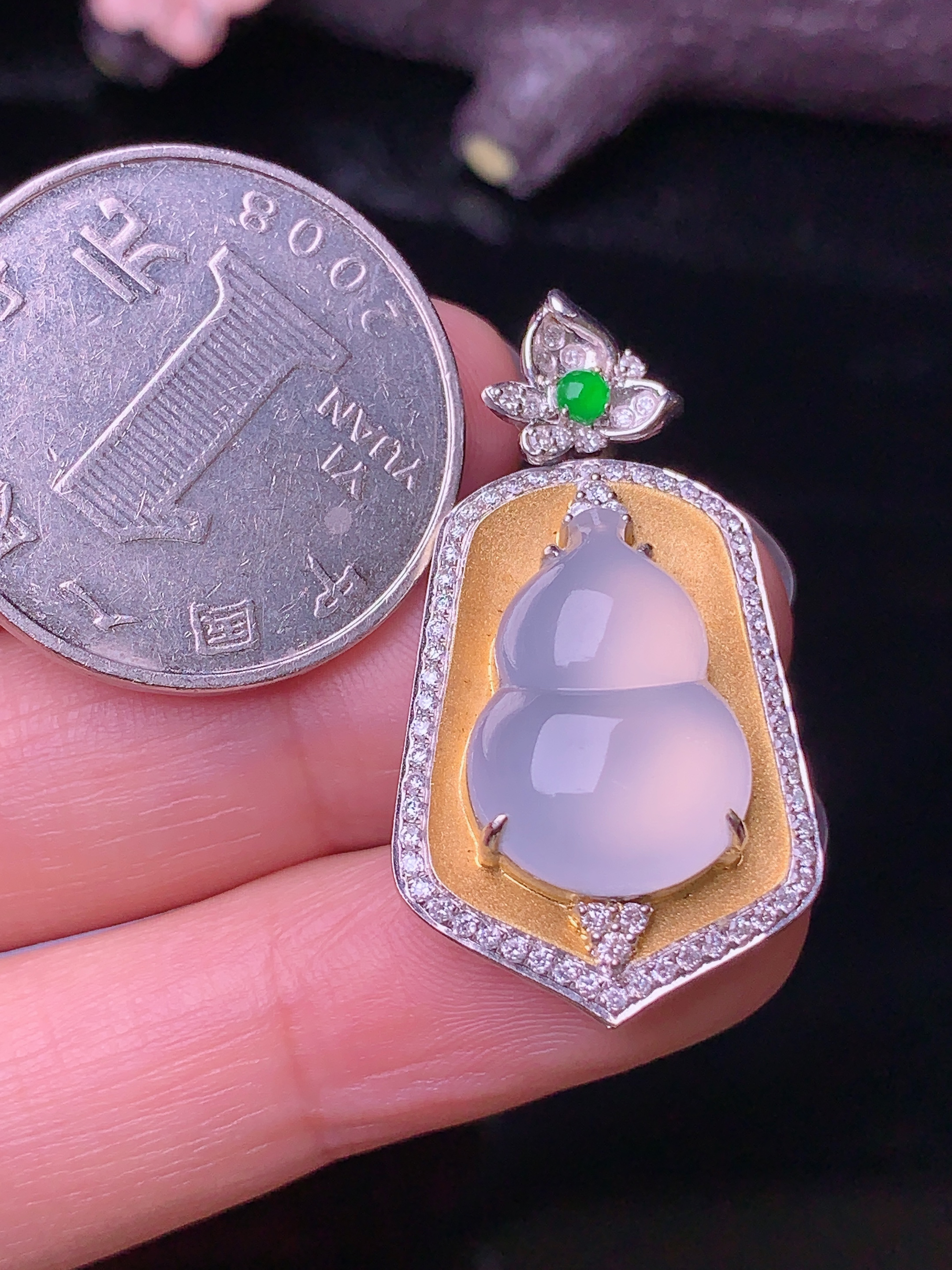 18k金钻镶嵌冰种葫芦吊坠 玉质细腻 色泽艳丽 整体尺寸24*18.5*9