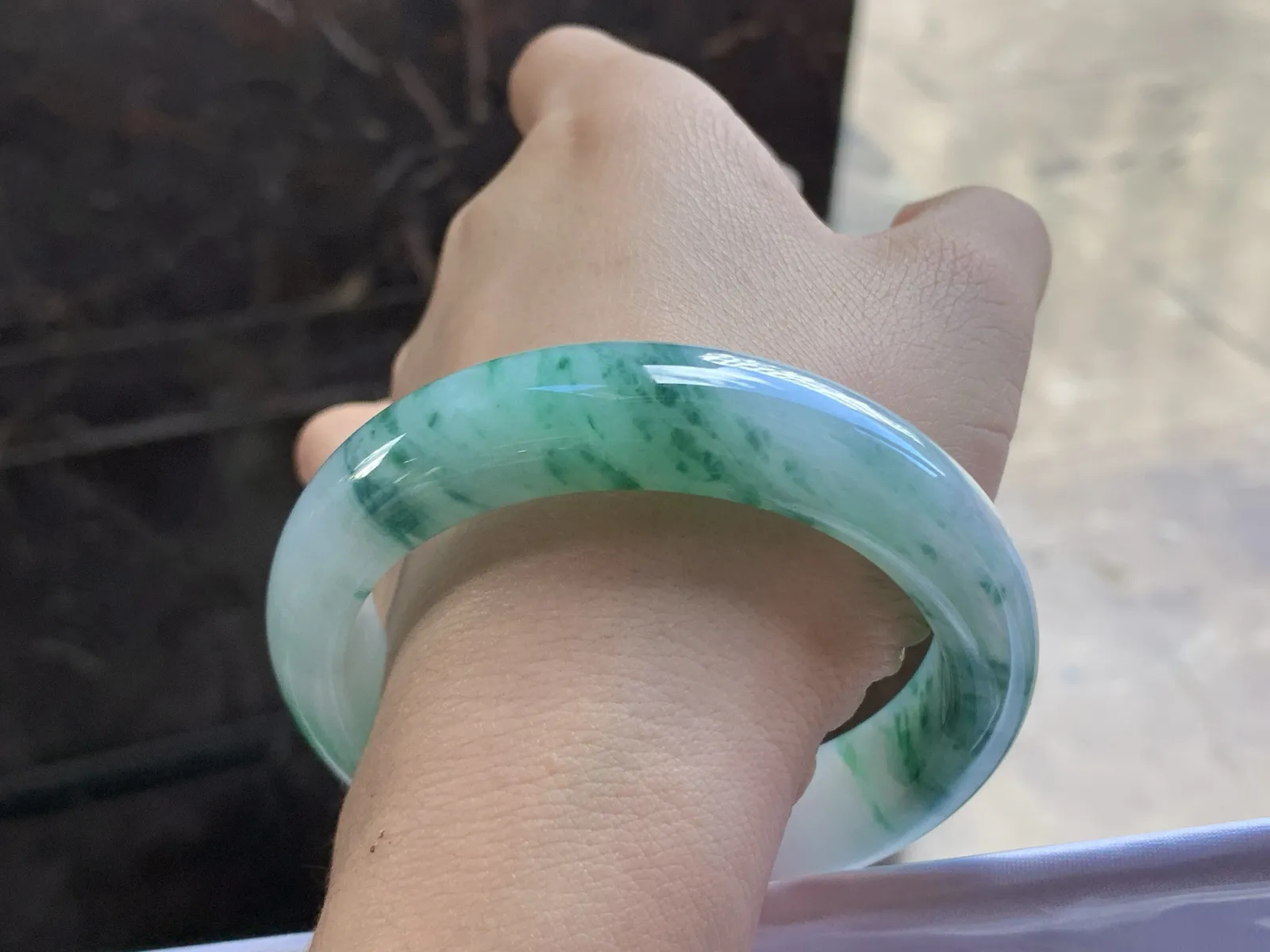 57.5-13.8-8.3

飘花手镯^_^玉质温润