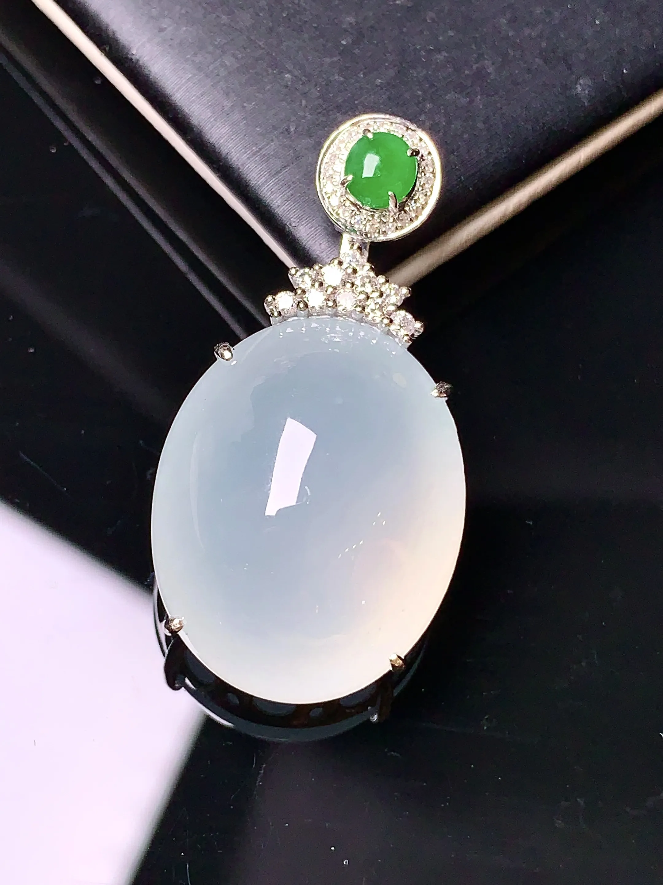 18k金钻镶嵌冰种蛋面吊坠 玉质细腻 色泽艳丽 整体尺寸33.5*17.2*10.6