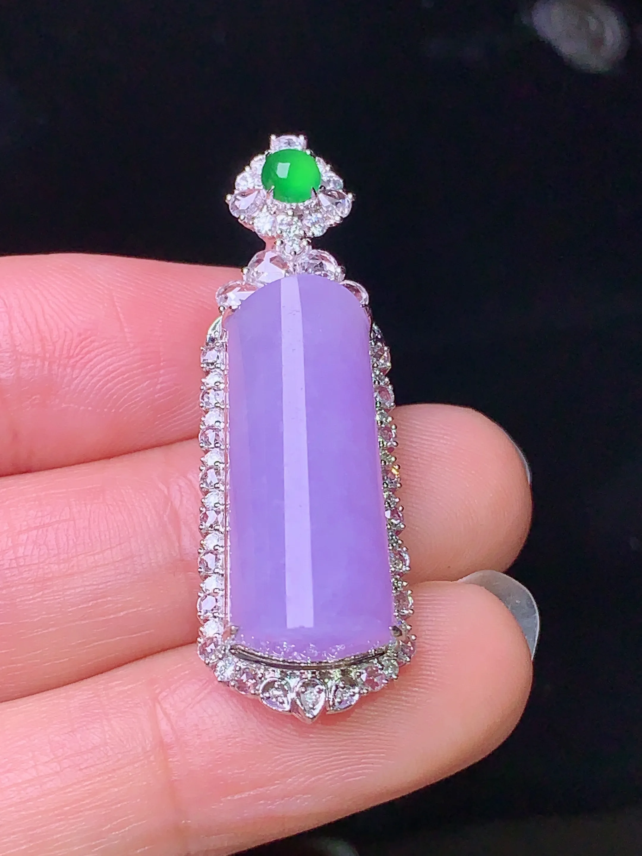 18k金钻镶嵌紫罗兰玉柱吊坠 玉质细腻 色泽艳丽 整体尺寸38.7*13*11.2